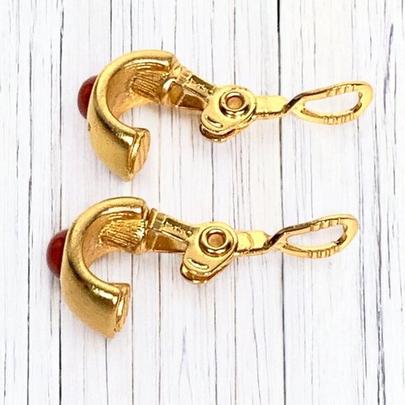 Vintage 1970's Monet Clip On Earrings Shiny Gold Tone With Coral Enamel 0.75" - Picture 2 of 4